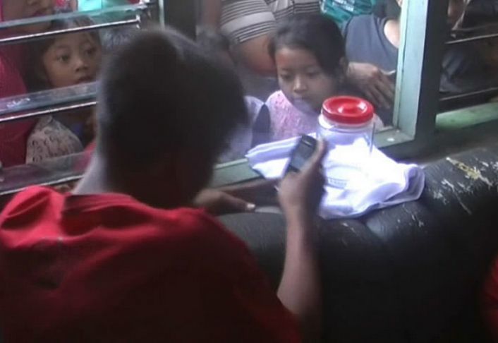 Ibu harus beli toples baru untuk lebaran