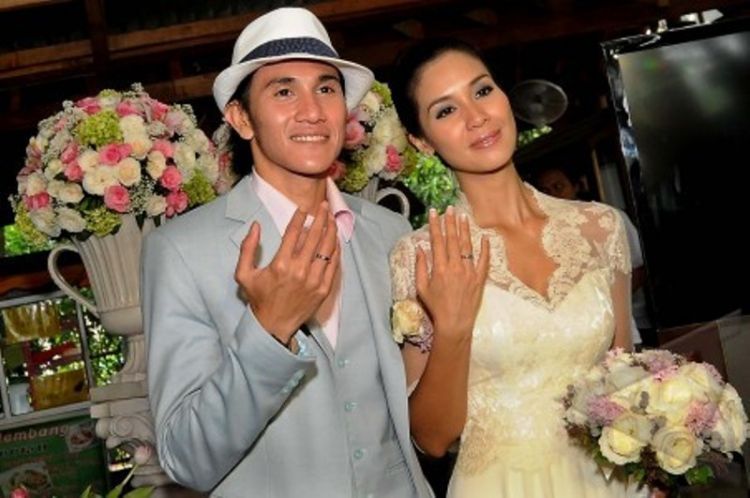 baju dan cincin pernikahan