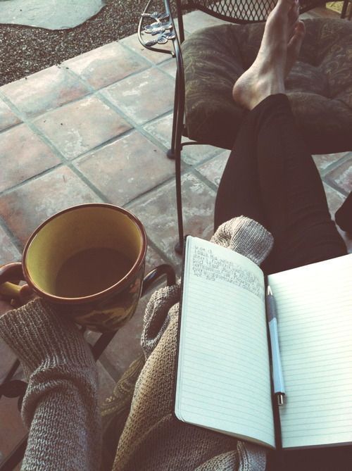 Dengan 7 Fakta Ini, Memahami Perilaku Teman atau Pasangan yang Introvert Tak Akan Sulit Lagi 11 Introvert lebih suka menulis