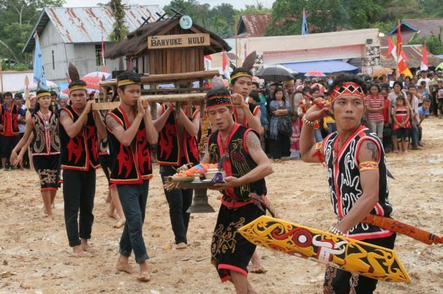 Mengenal 7 Rumpun Suku Dayak  di Pulau Kalimantan