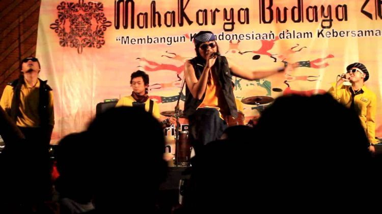 Penampilan Sastro Moeni, band anak Sastra UGM
