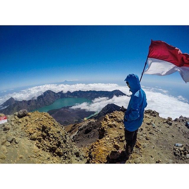 Cinta tanah air tidak perlu ditunjukkan dengan slogan dan hipokrasi