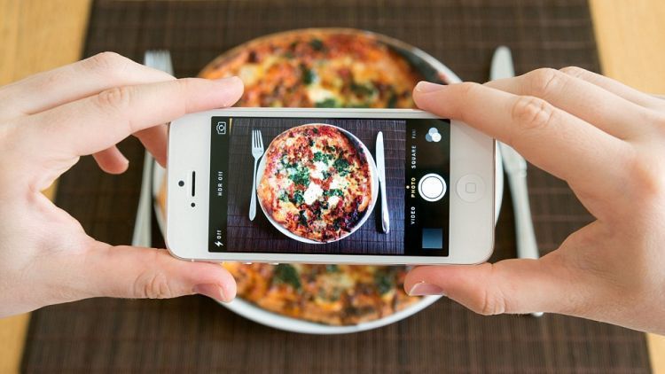 Punya Hobi Memotret Makanan? 7 Trik Ini yang Akan Membuat Hasil Jepretanmu Terlihat Keren di Media Sosial!