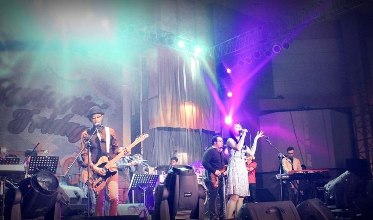 Entah bagaimana penampilan mereka selalu megah di telinga