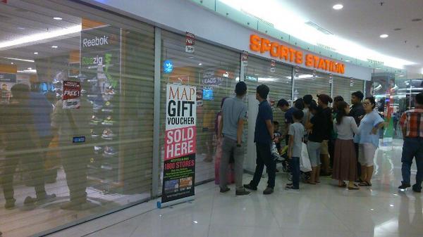 Antri diskon sepatu