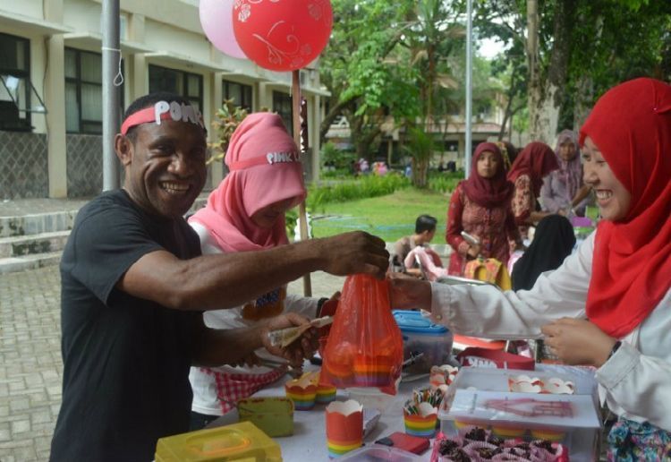 berita_124204_800x600_FOTO_MAHSISWA_PAPUA_BERJUALAN_PRODUK_KULINER