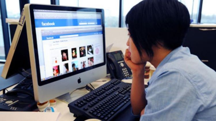 10 Kejadian Lucu yang Dialami Oleh Para Penggila Berat Facebook di Lini Masa Kamu
