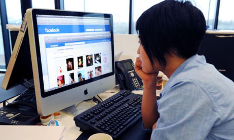 10 Kejadian Lucu yang Dialami Oleh Para Penggila Berat Facebook di Lini Masa Kamu