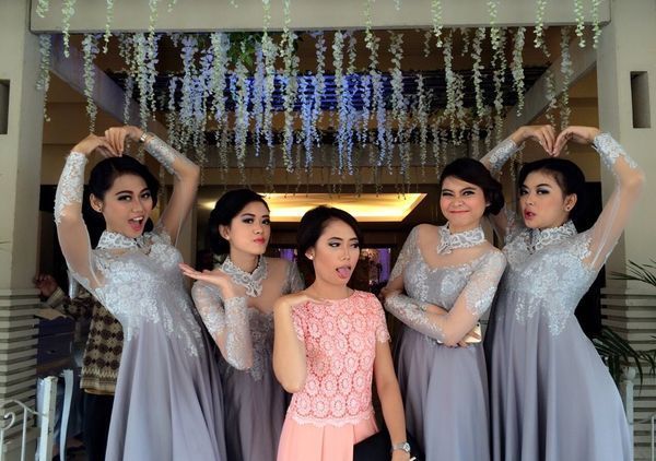 15 Hal yang Kamu Alami Saat Ditinggal Nikah Teman-teman Padahal Kamu Masih Sendiri