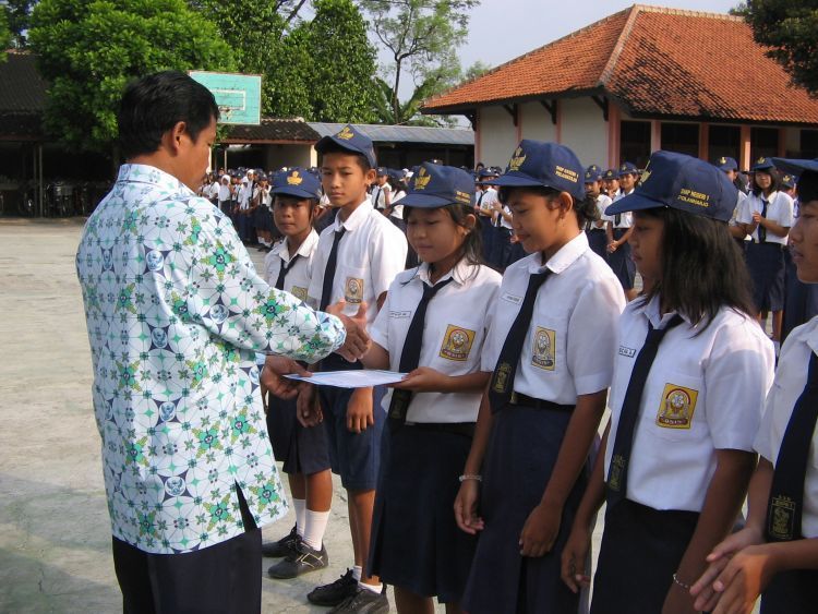 10 Kebingungan yang Kamu Alami Ketika Duduk di Bangku Masuk SMP 21 Banyak guru yang mesti diingat