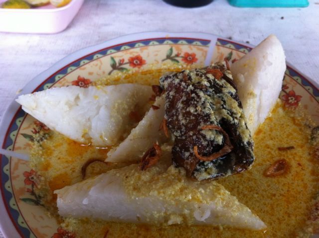 Kalo mau tambah enak makannya pake tangan.
