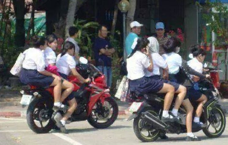 10 Kebingungan yang Kamu Alami Ketika Duduk di Bangku Masuk SMP 27 Biar eksis