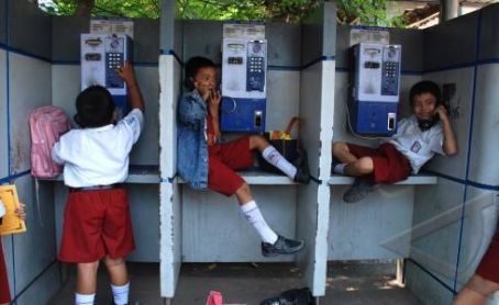 Kalau telepon rumah sudah digembok, telepon umum jadi penyelamat.