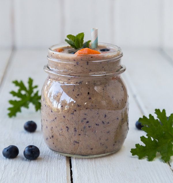 7 Minuman yang Bisa Kamu Racik Sendiri, dan Bikin Perut Rata Gak Mustahil Lagi 11 Smoothie bluebery dan wortel. Berani coba?