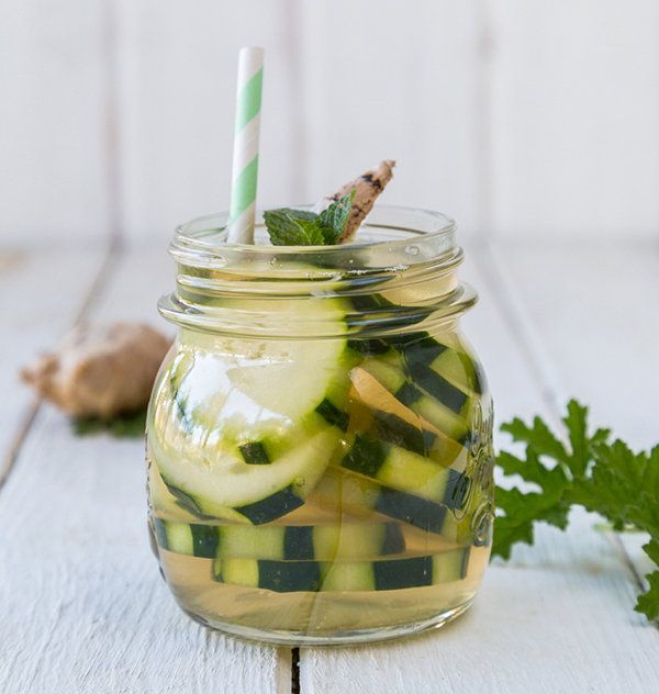 7 Minuman yang Bisa Kamu Racik Sendiri, dan Bikin Perut Rata Gak Mustahil Lagi 10 Ciptakan simple cucumber ginger drink ini