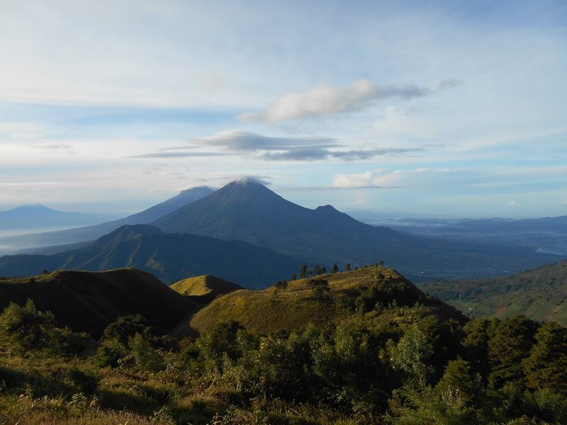 9 Gunung di Jawa Tengah yang Keindahannya Akan Membuatmu Terperangah