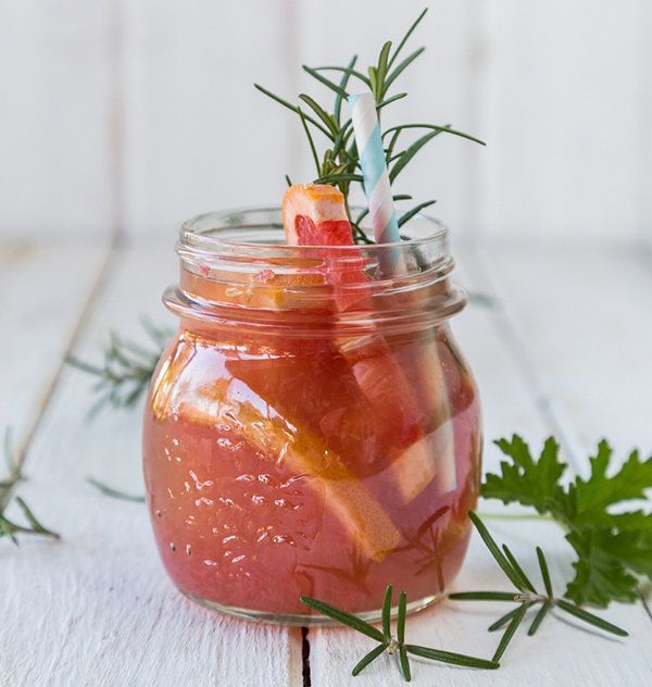 7 Minuman yang Bisa Kamu Racik Sendiri, dan Bikin Perut Rata Gak Mustahil Lagi 9 Campuran rosemary dan jeruk bali ampuh untuk perutmu yang rata