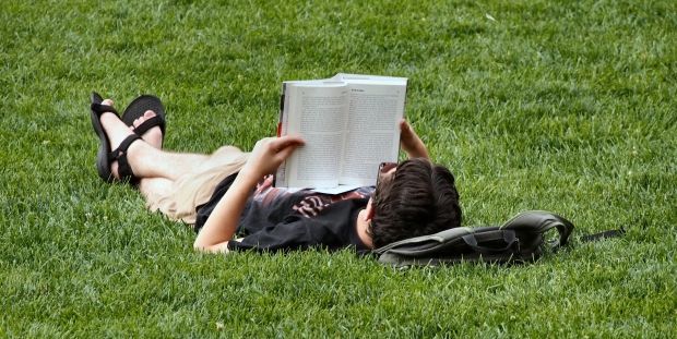 tak ada alasan untuk membuang waktu yang sia sia dengan tidak membaca buku