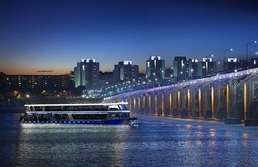 Ferry Cruise di Malam Hari