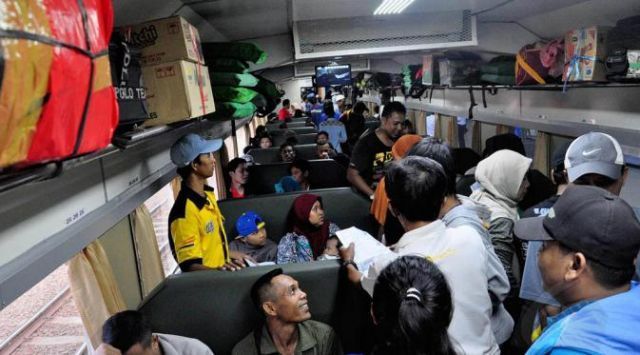 Suasana di dalam KA Matarmaja