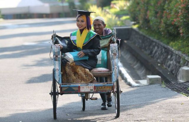 Semua orang berhak membuat orangtuanya bangga