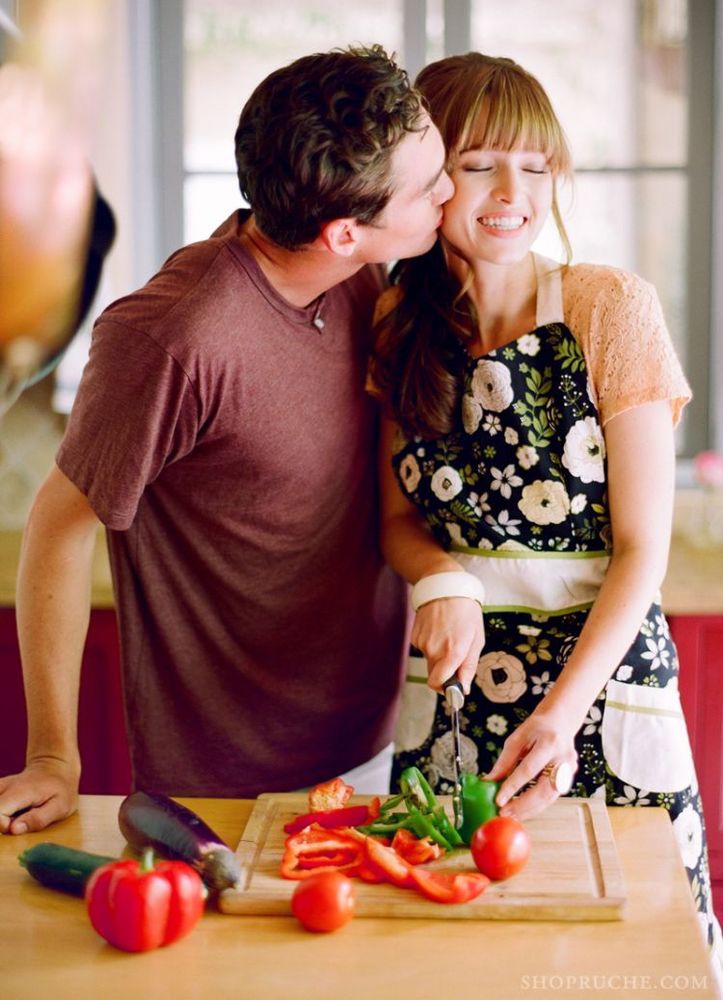 Masak Bareng Sama Pacar Selalu Bikin Hati Hangat. Karena 6 Hal Ini Bikin Kalian Makin Dekat! 14 Ternyata hal-hal kecil bisa menambah cinta