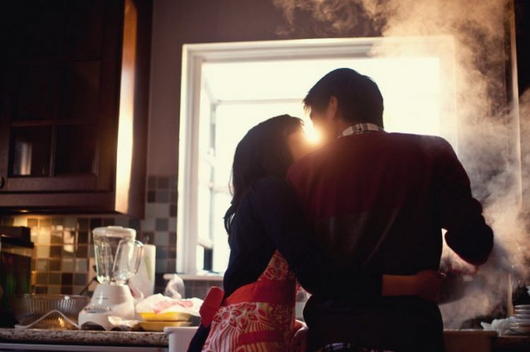 Masak Bareng Sama Pacar Selalu Bikin Hati Hangat. Karena 6 Hal Ini Bikin Kalian Makin Dekat! 9 Masak bareng pacar sebenarnya kolaborasi