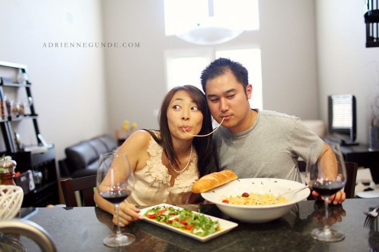 Masak Bareng Sama Pacar Selalu Bikin Hati Hangat. Karena 6 Hal Ini Bikin Kalian Makin Dekat! 12 Di momen paling absurd kalian kehangatan bisa muncul dalam hati