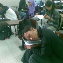 [Kuis] Angkatan Berapakah Kamu Berdasarkan Teknik Tidur di Dalam Kelas?