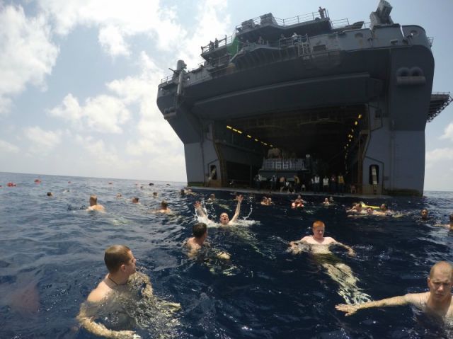 Swim call in the Gulf of Aden : pics