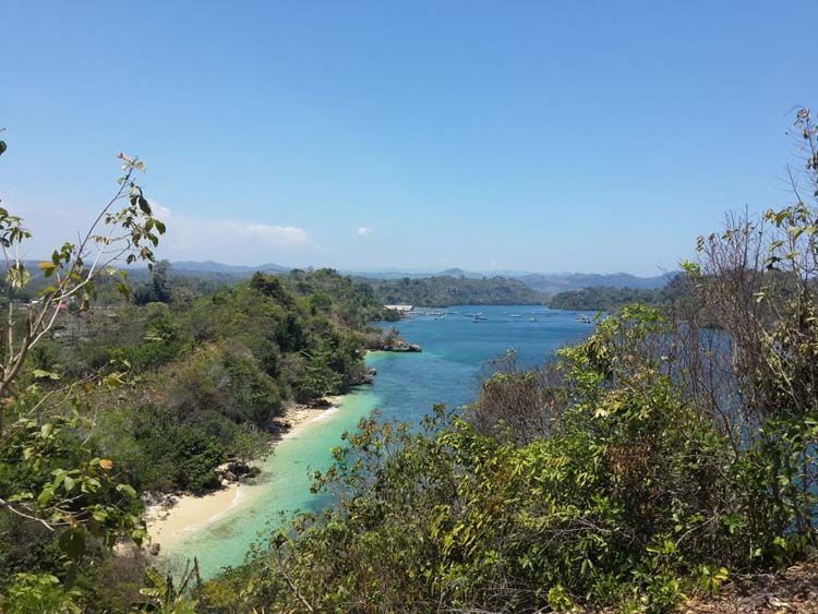 Perpaduan warna yang mengagumkan dari Pantai 3 warna. (kredit: Hesti Catelia)