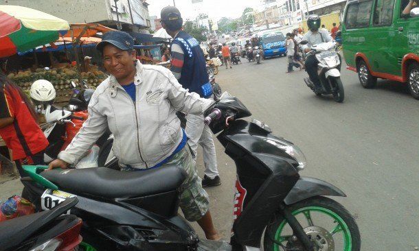 Kisah Tukang Parkir Wanita