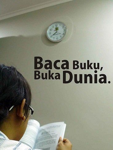 Baca Buku, Buka Dunia. Berwawasan Luas, Dapat Restu Mertua~