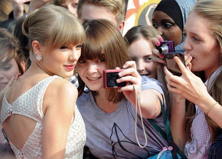 12 Macam Orang yang Akan Kamu Temui di Path Setiap Hari 22 si artis terkenal yang gak lepas dari beribu fansnya.