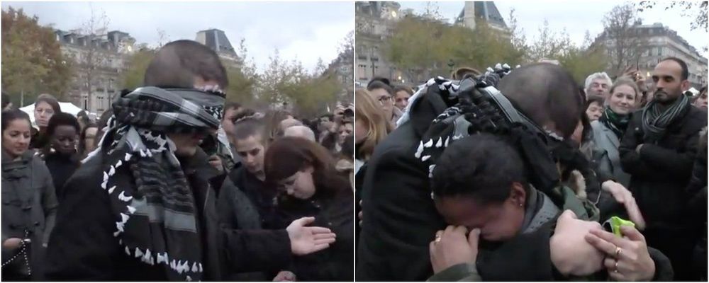 “Aku Mempercayaimu, Apa Kamu Juga Percaya Padaku?” Ujar Pria Muslim di Tengah Kerumanan Warga Paris yang Berduka