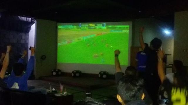 Noh layarnya segede itu juga udah lumayan lebar