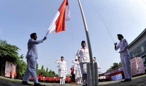 Karena Upacara Bendera untuk Mengenang Jasa Pahlawan, Inilah Alasan Kamu Harus Khidmat dalam Upacara.