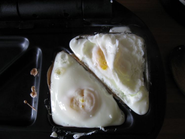 8 Menu Andalan Buat Kamu yang Suka Makannya Tapi Malas Cuci Piringnya 24 Egg sandwich dalam toastermu
