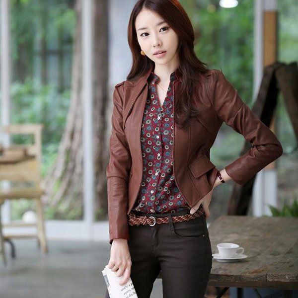 Jaket kulit juga oke dipadankan dengan kemeja lho
