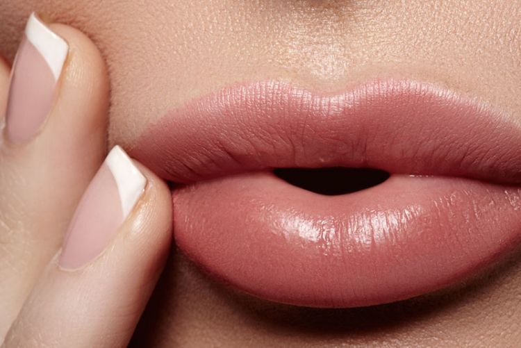 10 Makeup Hack Buat Kamu yang Suka, Tapi Belum Terlalu Biasa. Yuk Dicoba! 19 Bibir natural tanpa kelihatan seperti orang sakit-sakitan