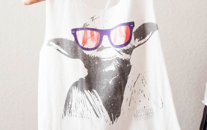 5 Old T-shirt DIY Ini Bakal Bikin Kaos Lamamu yang Gak Kepake Jadi Barang Super Useful