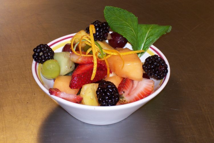 salad buah penuh vitamin