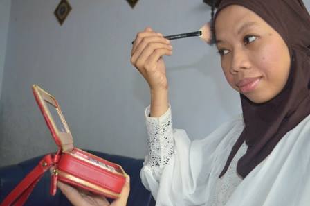 Jangan dilihat dulu ihh, Bang, belum selesai make-up-annya