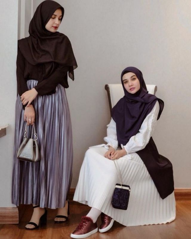 pleated skirt