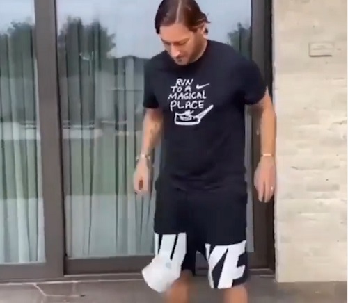Francesco Totti ikut berpartisipasi dalam #stayathomechallenge