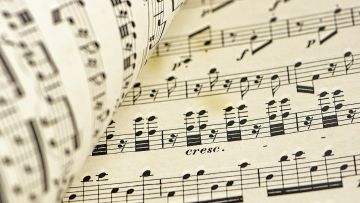 Dampak Mendengarkan Lagu dengan Lirik Negatif Terhadap Emosi Manusia, Ternyata Sangat Berpengaruh Lho