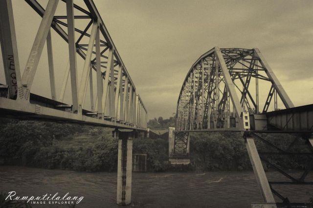 Jembatan Mbelng baru (kiri) dan jembatan Mbeling lama (kanan)