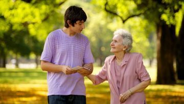 Sahabat, Orangtua, Sekaligus Pengasuh yang Paling Sayang: Rasanya Diasuh Kakek-Nenek Sejak Kecil