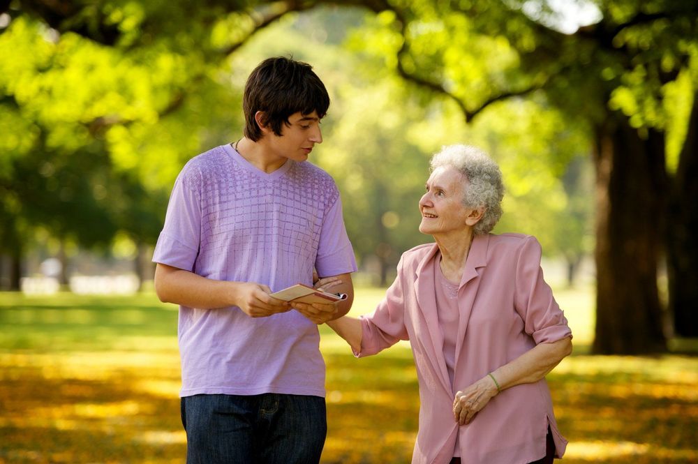 Sahabat, Orangtua, Sekaligus Pengasuh yang Paling Sayang: Rasanya Diasuh Kakek-Nenek Sejak Kecil