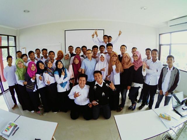Ridwan Pandiya, M.Si, Kolektor Buku, Dosen Kalkulus Lulusan Universiti Malaysia Terengganu dengan predikat Cumlaude. Foto diambil saat mengajar di kelas.